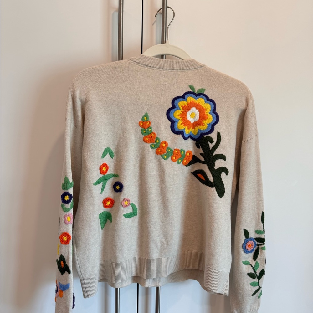 Alice + Olivia Beige Embroidered Floral Button Cardigan / Size M - Picture 4 of 16